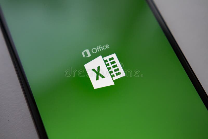 Berlin, Allemagne - 19 novembre 2017 : Microsoft Exel APP sur le smartphone moderne d'écran Microsoft Office au téléphone portabl photos stock Berlin, Allemagne - 19 novembre 2017 : Microsoft Exel APP sur le smartphone moderne d'écran Microsoft Office au téléphone portabl photos stock