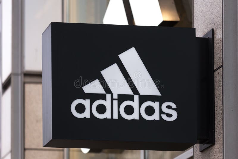 Berlin Brandenburg, Germany,/- 22 12 18: adidas podpisuje wewnątrz Berlin Germany obraz stock Berlin Brandenburg, Germany,/- 22 12 18: adidas podpisuje wewnątrz Berlin Germany obraz stock