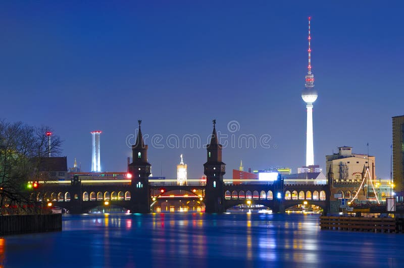 Berlin bridżowy oberbaum wierza tv obrazy royalty free