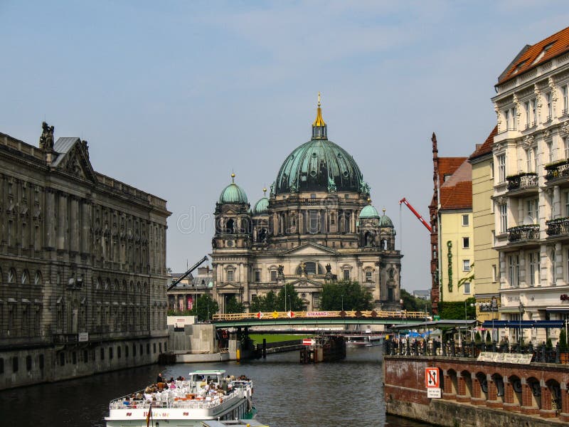 Berlin Cathedral, Berliner Dom over Fuifrivier in Berlijn, Duitsland stock foto's Berlin Cathedral, Berliner Dom over Fuifrivier in Berlijn, Duitsland stock foto's