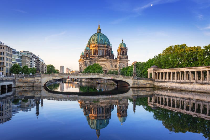 Berlin Cathedral en el amanecer, Alemania fotos de archivo libres de regalías Berlin Cathedral en el amanecer, Alemania fotos de archivo libres de regalías