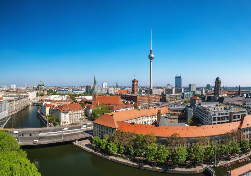 Berlin cityscape med den Berlin domkyrkan och televisiontornet arkivfoto Berlin cityscape med den Berlin domkyrkan och televisiontornet arkivfoto
