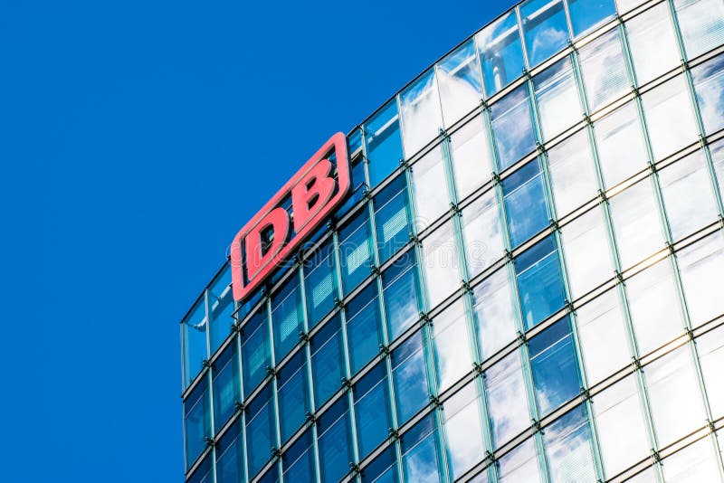 BERLIN, DEUTSCHLAND - 22. JUNI 2016: Hauptsitze von Deutsche Bahn lizenzfreie stockfotografie BERLIN, DEUTSCHLAND - 22. JUNI 2016: Hauptsitze von Deutsche Bahn lizenzfreie stockfotografie