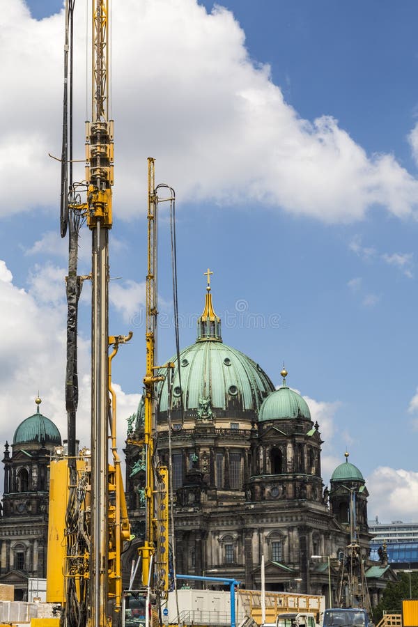 Berlin dom. Berlin tv wierza między ogromną budową.