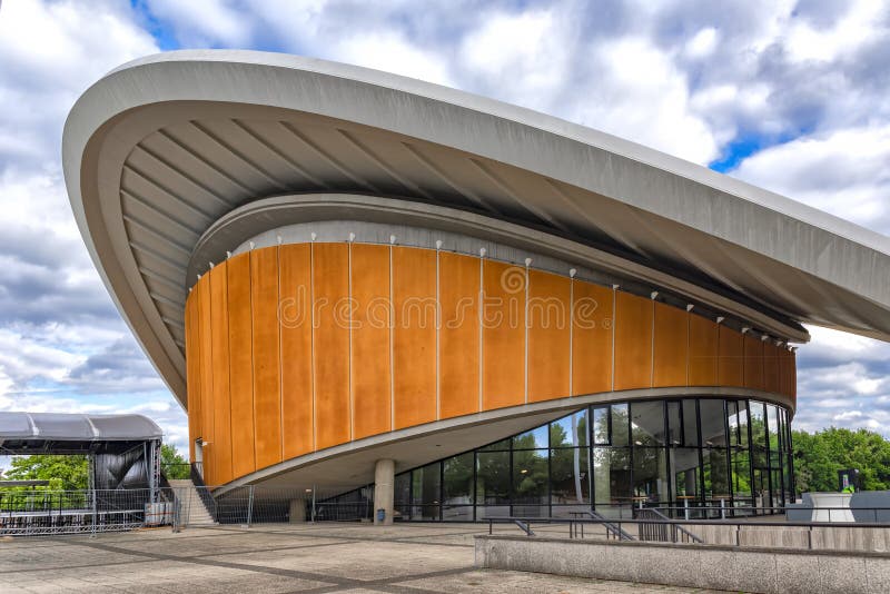 Berlin Germany 6de juli 2018 Gevestigd op het vroegere congresgebouw, de bouw in de jaren '50, maar nog een hoog voorbeeld van ar stock fotografie Berlin Germany 6de juli 2018 Gevestigd op het vroegere congresgebouw, de bouw in de jaren '50, maar nog een hoog voorbeeld van ar stock fotografie