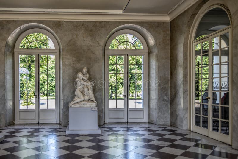 Berlin Germany opinión del palacio de Charlottenburg del 22 de mayo de 2018 del pasillo de la escultura, con sus altas ventanas d imagen de archivo libre de regalías Berlin Germany opinión del palacio de Charlottenburg del 22 de mayo de 2018 del pasillo de la escultura, con sus altas ventanas d imagen de archivo libre de regalías