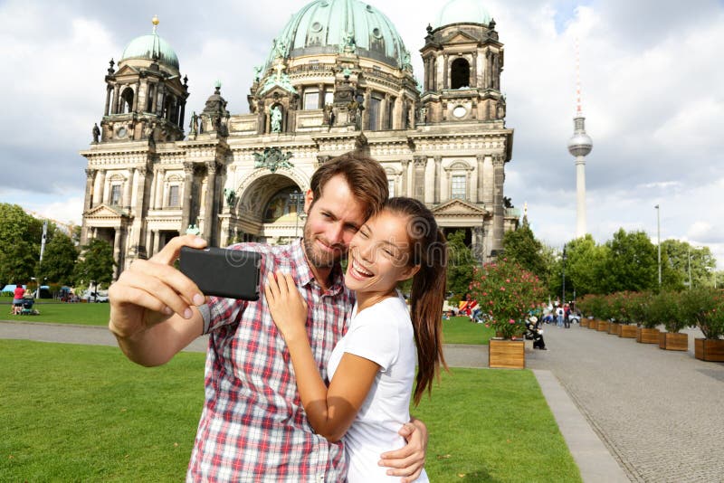 Berlin Germany-Reisepaare selfie Selbstporträt stockfotos Berlin Germany-Reisepaare selfie Selbstporträt stockfotos