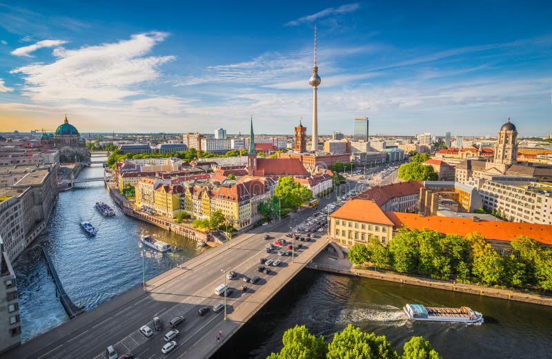 Berlin horisont med festfloden på solnedgången, Tyskland royaltyfri foto