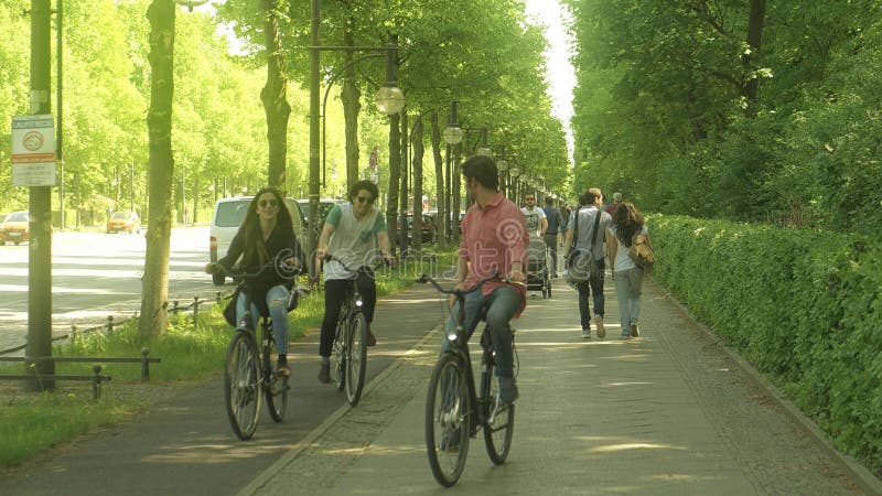 BERLIN NIEMCY, KWIECIEŃ, - 30, 2018 Ludzie chodzą bicykle wzdłuż ścieżki w sławnym Tiergarten parku i jadą zdjęcia royalty free BERLIN NIEMCY, KWIECIEŃ, - 30, 2018 Ludzie chodzą bicykle wzdłuż ścieżki w sławnym Tiergarten parku i jadą zdjęcia royalty free