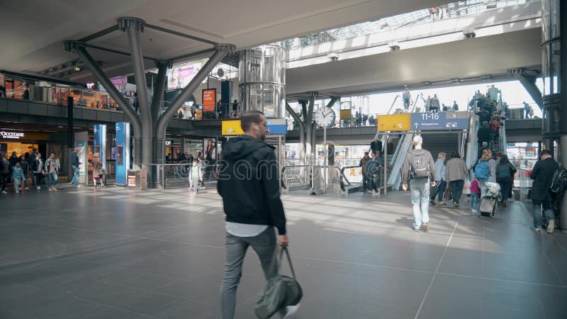 BERLIN NIEMCY, MAJ, - 1, 2018 Pasażery przy Główną stacją kolejową obrazy stock BERLIN NIEMCY, MAJ, - 1, 2018 Pasażery przy Główną stacją kolejową obrazy stock