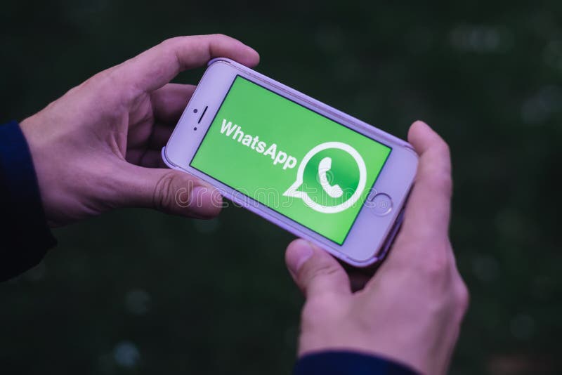 BERLIN NIEMCY, MAJ, - 30, 2018: Zbliżenie ręki trzyma iPhone ekran z WHATSAPP gona ikoną i logem fotografia royalty free BERLIN NIEMCY, MAJ, - 30, 2018: Zbliżenie ręki trzyma iPhone ekran z WHATSAPP gona ikoną i logem fotografia royalty free