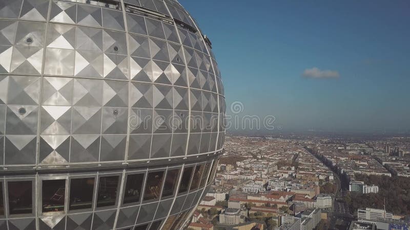 BERLIN NIEMCY, PAŹDZIERNIK, - 21, 2018 Widok z lotu ptaka sławni Berlińczyk wierza szczegóły, pejzaż miejski Fernsehturm lub tele zdjęcie stock BERLIN NIEMCY, PAŹDZIERNIK, - 21, 2018 Widok z lotu ptaka sławni Berlińczyk wierza szczegóły, pejzaż miejski Fernsehturm lub tele zdjęcie stock