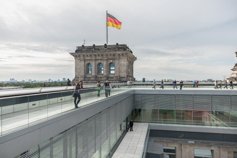 BERLIN NIEMCY, WRZESIEŃ, - 26, 2012: Dach Reichstag budynek w Berlin, Niemcy z turystycznymi ludźmi zdjęcia stock BERLIN NIEMCY, WRZESIEŃ, - 26, 2012: Dach Reichstag budynek w Berlin, Niemcy z turystycznymi ludźmi zdjęcia stock