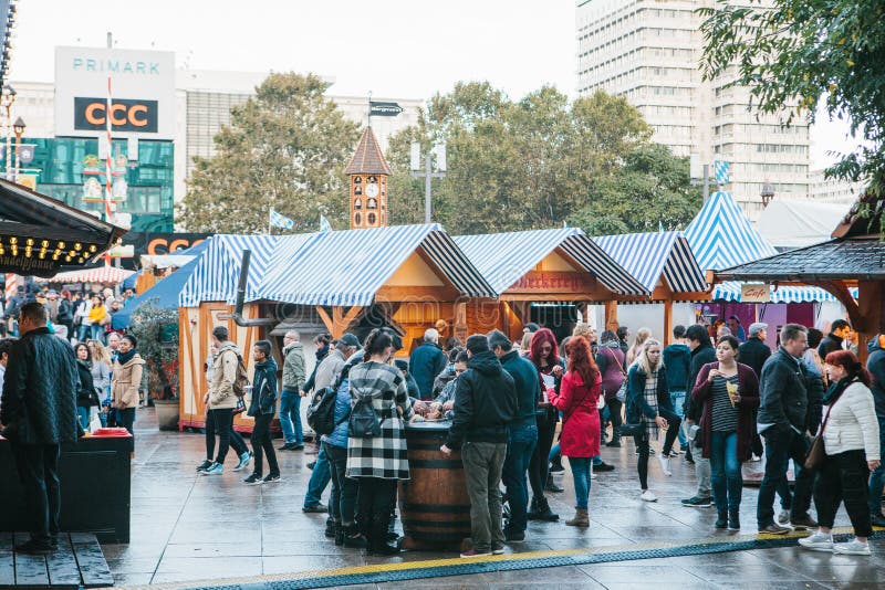 Berlin, am 3. Oktober 2017: Oktoberfest feiernd, gehen die Leute auf das Straßenmarkt auf dem berühmten Alexanderplatz lizenzfreie stockbilder Berlin, am 3. Oktober 2017: Oktoberfest feiernd, gehen die Leute auf das Straßenmarkt auf dem berühmten Alexanderplatz lizenzfreie stockbilder