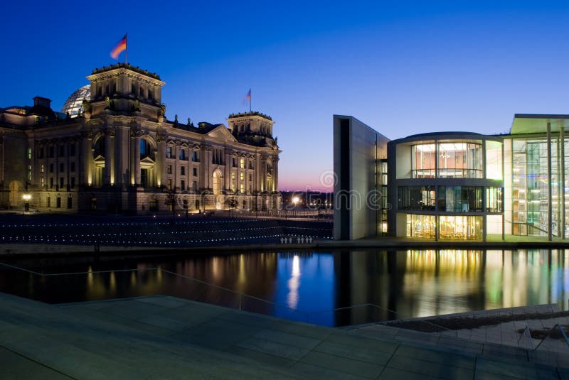 Reichstag je sídlem německého spolkového Sněmu a je jedním z Berlínské největším lákadlem.