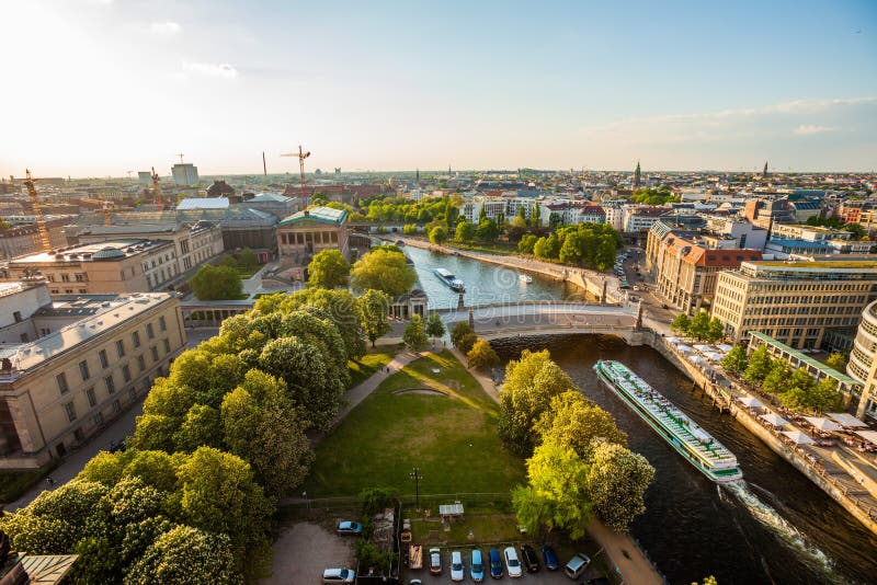 Berlin River Spree, Museumsinsel och kryssningfartyg royaltyfri foto