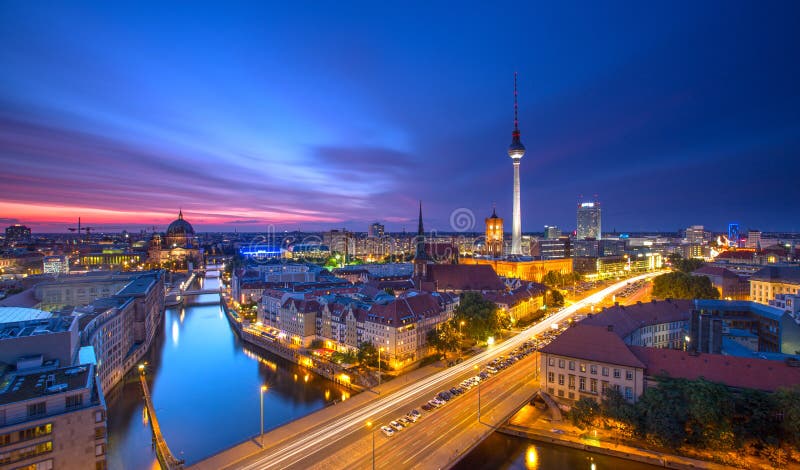 Berlin Skyline City Panorama met blauwe hemelzonsondergang en verkeer - beroemd oriëntatiepunt in Berlijn, Duitsland, Europa