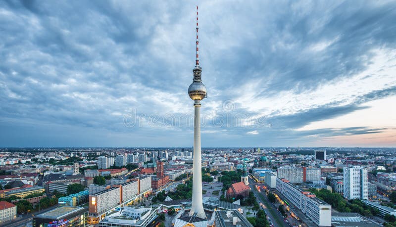 Vista aérea de berlina famoso televisión la Torre sobre el a escena en oscuridad durante azul lección sobre el oscuridad, alemania.