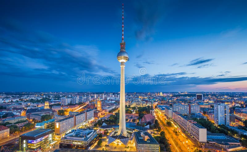 Vista aérea de berlina famoso televisión la Torre sobre el a escena en oscuridad durante azul lección sobre el oscuridad, alemania.