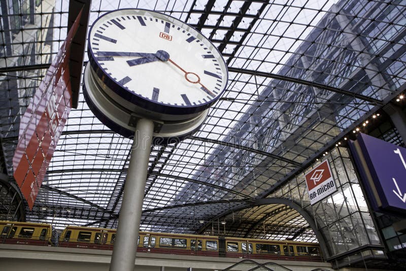 Berlin taborowa główna stacja Hauptbahnhof zdjęcia stock Berlin taborowa główna stacja Hauptbahnhof zdjęcia stock