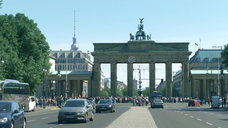BERLIN TYSKLAND - APRIL 30, 2018 Den Brandenburg porten och TVtornet är bland av besöka gränsmärken av arkivfoto BERLIN TYSKLAND - APRIL 30, 2018 Den Brandenburg porten och TVtornet är bland av besöka gränsmärken av arkivfoto