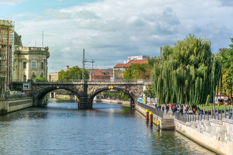 BERLIN TYSKLAND - SEPTEMBER 26, 2018: Överblick av en bro över festfloden under en solig dag med många besökare på royaltyfri bild BERLIN TYSKLAND - SEPTEMBER 26, 2018: Överblick av en bro över festfloden under en solig dag med många besökare på royaltyfri bild