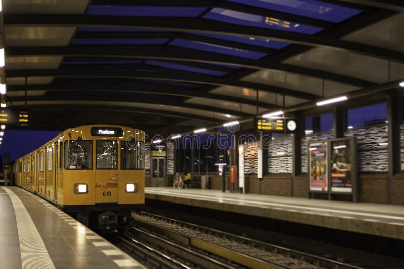 Berlin U-Bahn är det mest omfattande underjordiska nätverket royaltyfri bild Berlin U-Bahn är det mest omfattande underjordiska nätverket royaltyfri bild