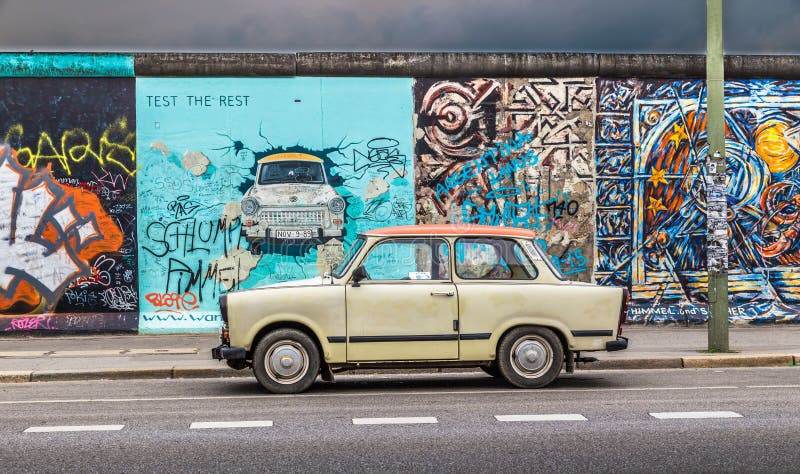 Berlin Wall bij de Zijgalerij van het Oosten met oud Trabant, Duitsland