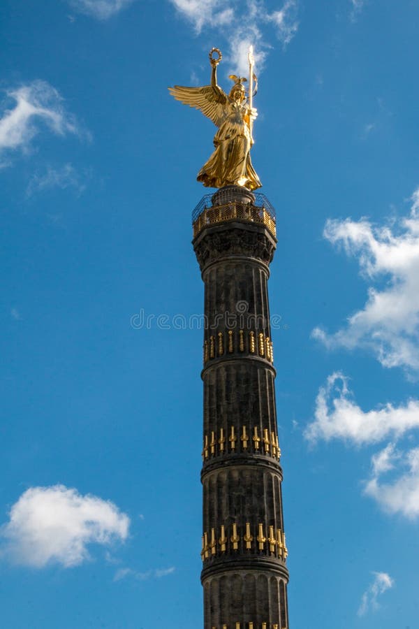 Berliner Siegessäule vor einem blauen Himmel mit einigen Wolken lizenzfreie stockbilder Berliner Siegessäule vor einem blauen Himmel mit einigen Wolken lizenzfreie stockbilder