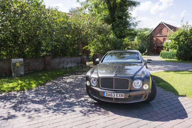 BERLINO - 17 AGOSTO 2014: Bentley Mulsanne all'evento della prova su strada per i giornalisti automobilistici Bentley Mulsanne è fotografia stock libera da diritti BERLINO - 17 AGOSTO 2014: Bentley Mulsanne all'evento della prova su strada per i giornalisti automobilistici Bentley Mulsanne è fotografia stock libera da diritti