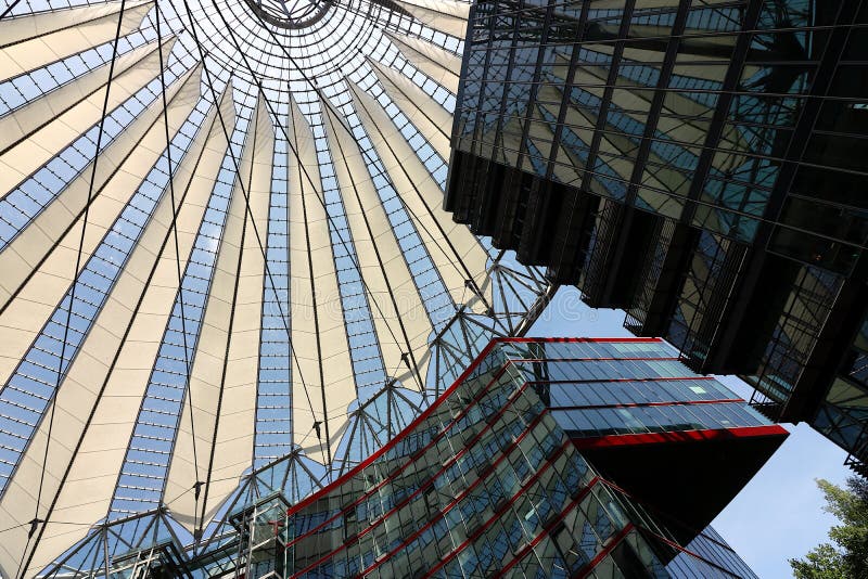 berlino 06/14/2018 Architettura moderna di Sony Center a Potsdamer Platz immagini stock berlino 06/14/2018 Architettura moderna di Sony Center a Potsdamer Platz immagini stock