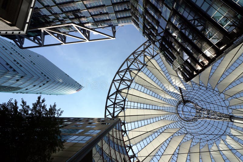 berlino 06/14/2018 Architettura moderna di Sony Center a Potsdamer Platz immagini stock libere da diritti berlino 06/14/2018 Architettura moderna di Sony Center a Potsdamer Platz immagini stock libere da diritti