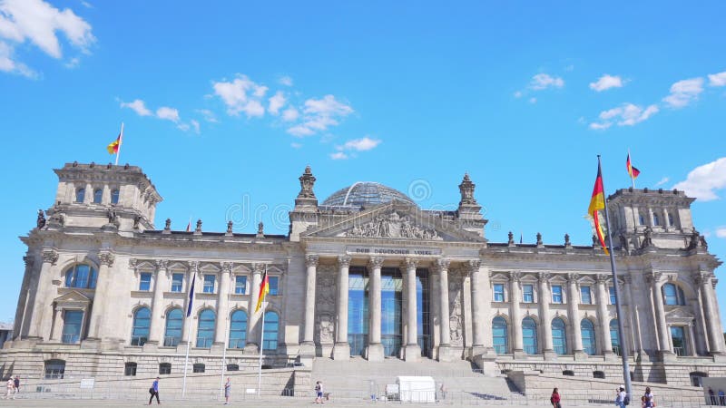 Berlino, Germania circa luglio 2018: La facciata di Reichstag con le bandiere tedesche