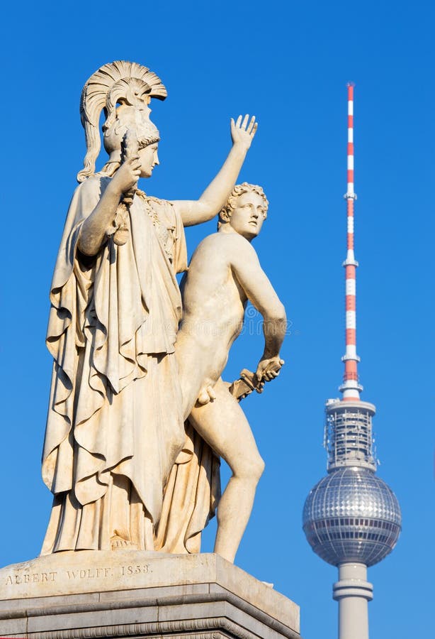 BERLINO, GERMANIA, 13 FEBBRAIO AL 2017: La scultura sullo Schlossbruecke - Atena conduce il giovane guerriero nella lotta fotografia stock libera da diritti BERLINO, GERMANIA, 13 FEBBRAIO AL 2017: La scultura sullo Schlossbruecke - Atena conduce il giovane guerriero nella lotta fotografia stock libera da diritti