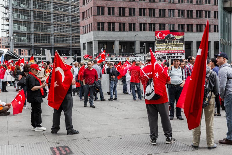 Berlino, Germania - 28 maggio 2016: I gruppi turchi protestano il voto su risoluzione armena di genocidio fotografia stock Berlino, Germania - 28 maggio 2016: I gruppi turchi protestano il voto su risoluzione armena di genocidio fotografia stock