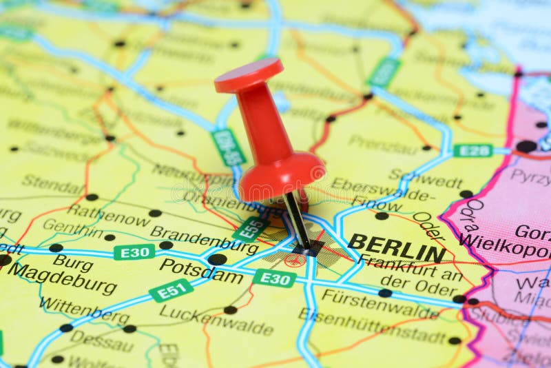 Berlino ha appuntato su una mappa di Europa fotografie stock Berlino ha appuntato su una mappa di Europa fotografie stock