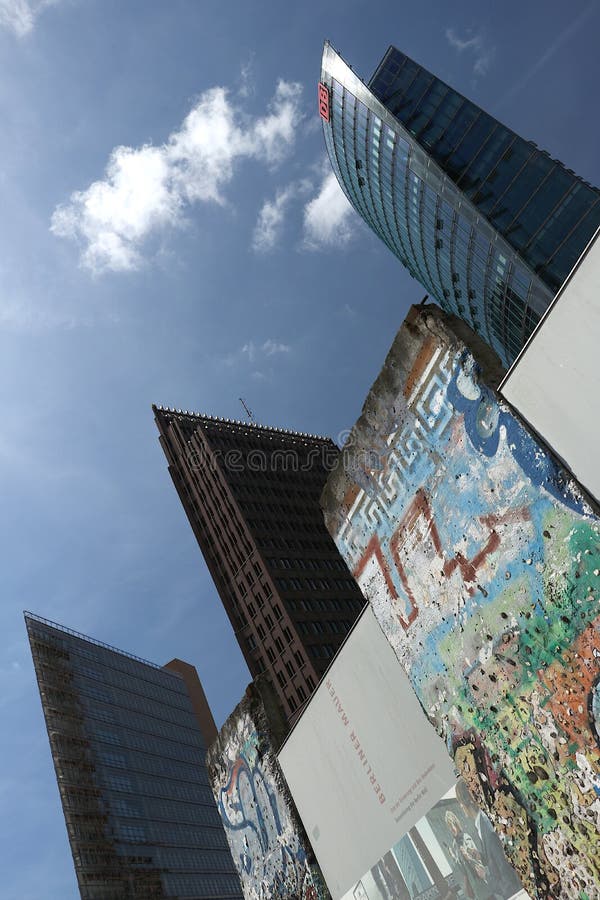 berlino 06/14/2018 Nuove costruzioni della torre fotografia stock libera da diritti berlino 06/14/2018 Nuove costruzioni della torre fotografia stock libera da diritti