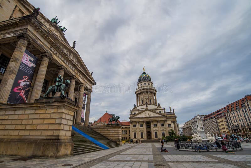 BERLINO - 21 OTTOBRE: Quadrato di Gendarmenmarkt con la cattedrale francese il 21 ottobre 2017 a Berlino, Germania immagine stock BERLINO - 21 OTTOBRE: Quadrato di Gendarmenmarkt con la cattedrale francese il 21 ottobre 2017 a Berlino, Germania immagine stock