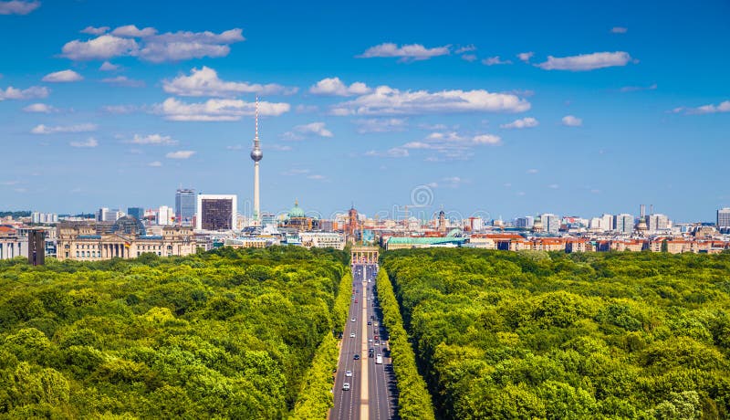 Berlińska linia horyzontu z Tiergarten parkiem w lecie, Niemcy zdjęcie stock