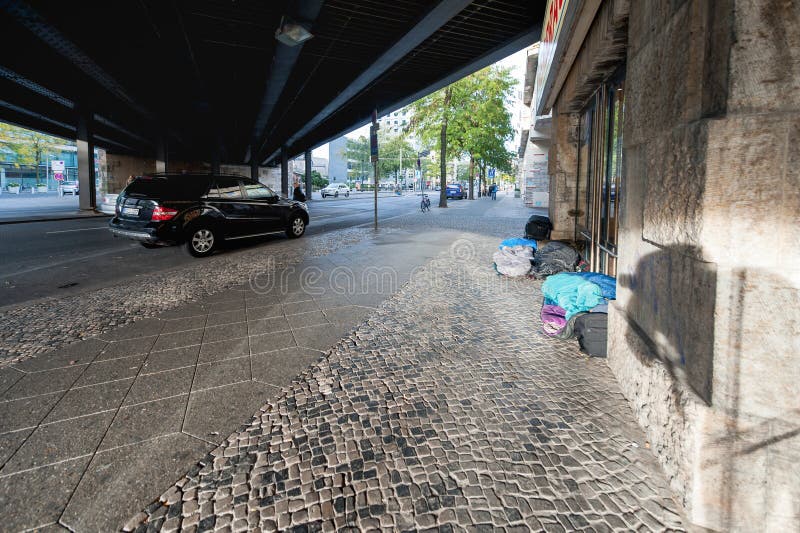 BERLÍN, ALEMANIA - 25 DE SEPTIEMBRE DE 2012: El vagabundo está durmiendo debajo del puente en Berlín, Alemania imagen de archivo libre de regalías BERLÍN, ALEMANIA - 25 DE SEPTIEMBRE DE 2012: El vagabundo está durmiendo debajo del puente en Berlín, Alemania imagen de archivo libre de regalías