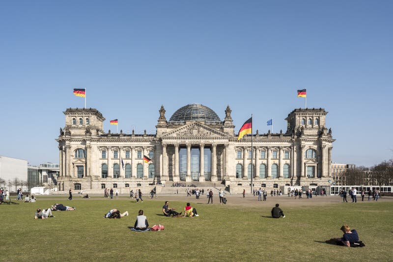 BERLÍN, ALEMANIA, EL 8 DE ABRIL DE 2018: La fachada del edificio de Reichstag en Berlín, muchos visitantes no identificados y tur foto de archivo libre de regalías BERLÍN, ALEMANIA, EL 8 DE ABRIL DE 2018: La fachada del edificio de Reichstag en Berlín, muchos visitantes no identificados y tur foto de archivo libre de regalías