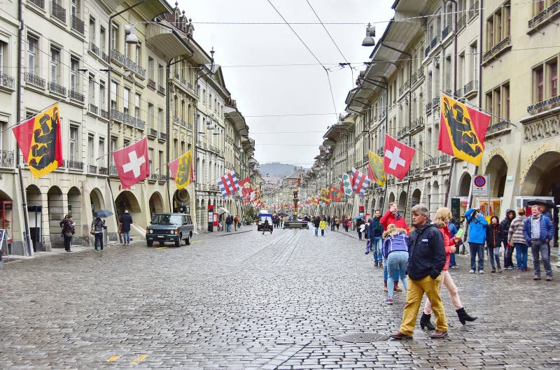 Bern ClockTower и статуя стоковая фотография Bern ClockTower и статуя стоковая фотография