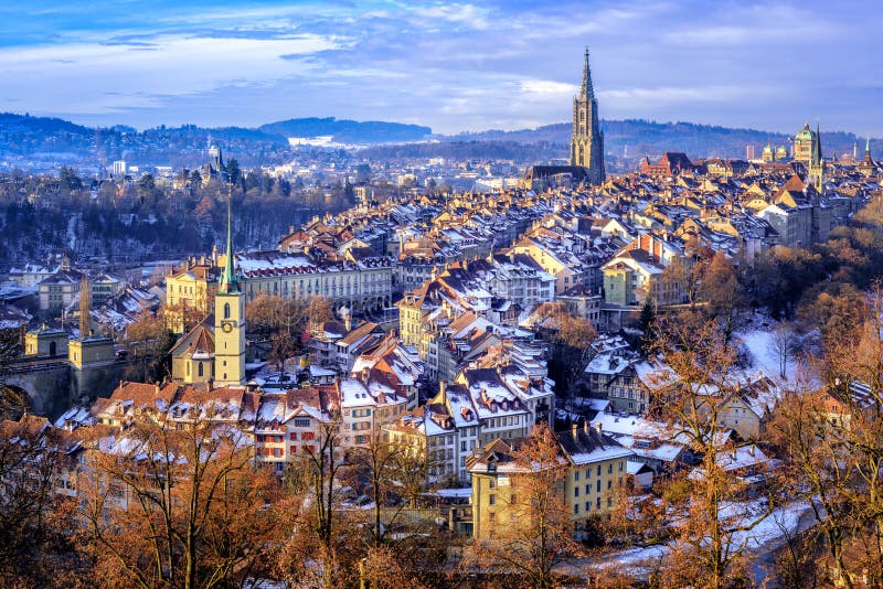 Bern Old Town en un día de invierno frío de la nieve, Suiza imagen de archivo libre de regalías Bern Old Town en un día de invierno frío de la nieve, Suiza imagen de archivo libre de regalías