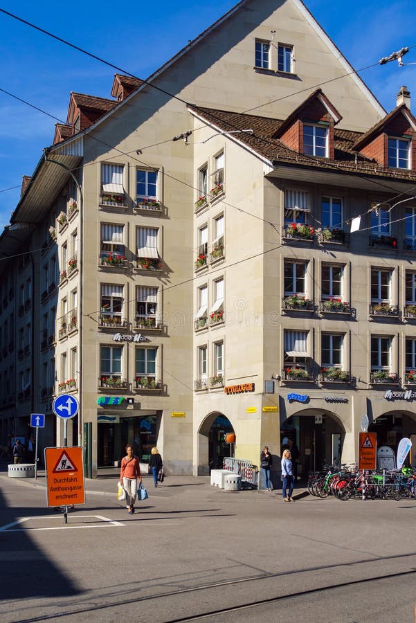 Bern Szwajcaria, Październik, - 17, 2017: Turyści i miejscowi na zdjęcie stock Bern Szwajcaria, Październik, - 17, 2017: Turyści i miejscowi na zdjęcie stock