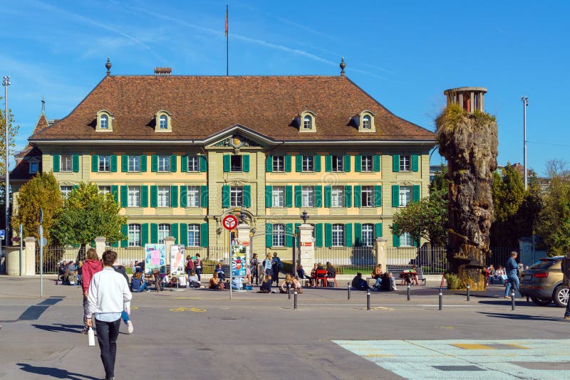 Bern Szwajcaria, Październik, - 17, 2017: Turyści i miejscowi na fotografia stock Bern Szwajcaria, Październik, - 17, 2017: Turyści i miejscowi na fotografia stock