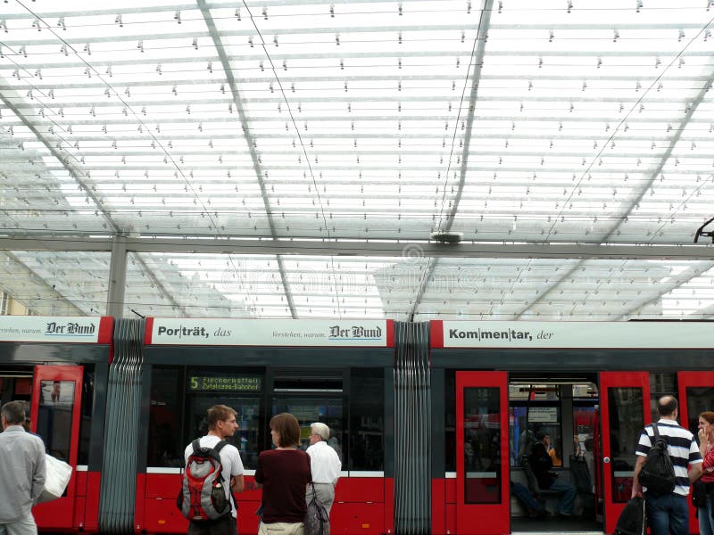 Bern, Zwitserland 08/02/2009 Passagier bij de trampost royalty-vrije stock foto Bern, Zwitserland 08/02/2009 Passagier bij de trampost royalty-vrije stock foto