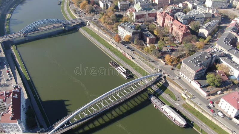 Bernatka passbridge que se liga aos distritos de podgorze e kazimierz, na polônia de krakow