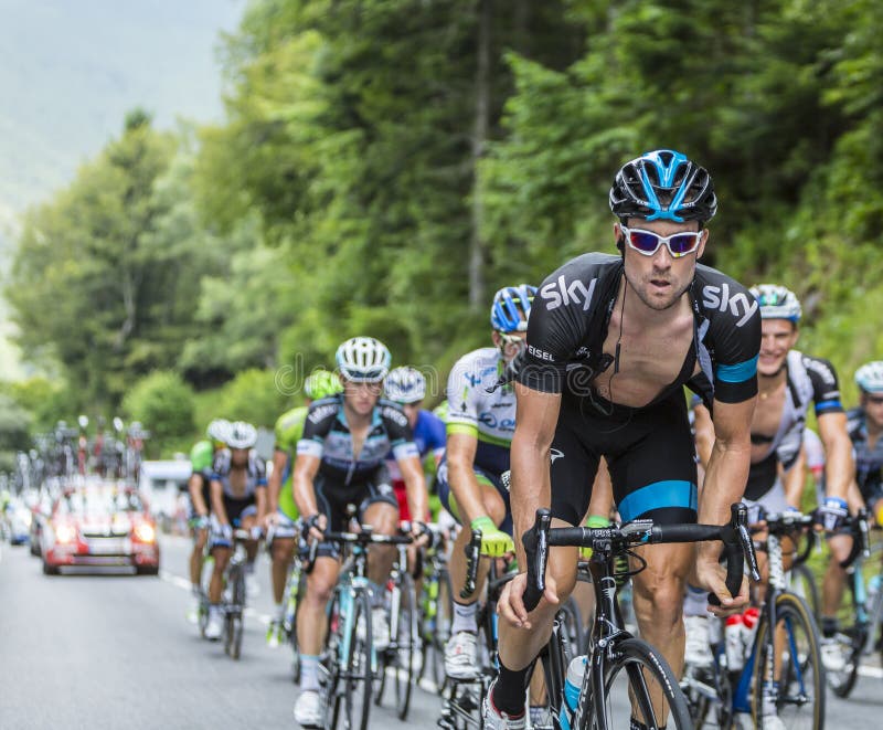 Bernhard Eisel na Col Du Tourmalet - tour de france 2014. Col Du Tourmalet Francja, Lipiec, - 24,2014: Austriacki cyklista Bernhard Eisel wspina się drogę Col De Tourmalet w scenie 18 Le tour de france 2014 Drużynowy niebo