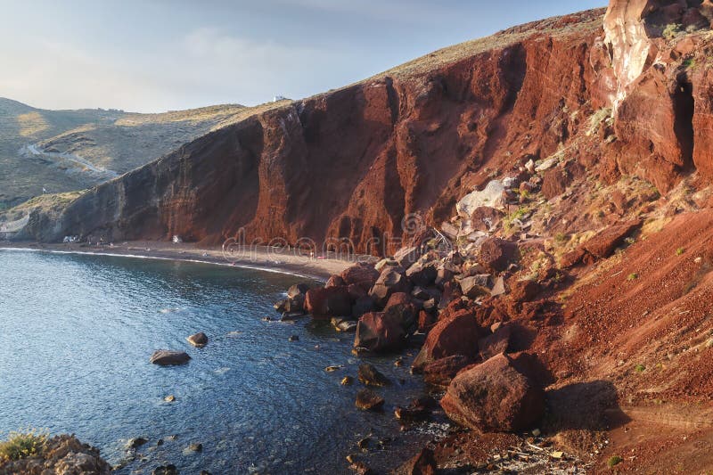 Beroemd Rood Strand, met vulkanisch zand en rotsachtige oever op Santorini-eiland, Akrotiri stock foto's Beroemd Rood Strand, met vulkanisch zand en rotsachtige oever op Santorini-eiland, Akrotiri stock foto's