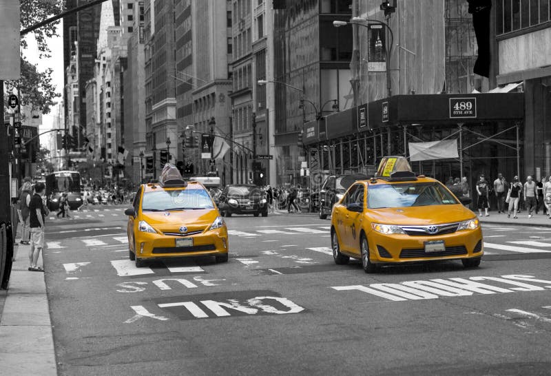 Beroemde geel-gekleurde taxicabines die in zwart-wit b&w door in de Stad van New York overgaan stock foto's Beroemde geel-gekleurde taxicabines die in zwart-wit b&w door in de Stad van New York overgaan stock foto's